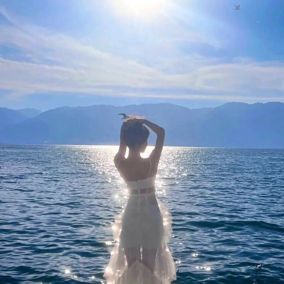 一抹丹砂映清辉